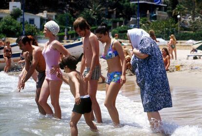 Esta imagen memorable pertenece al capítulo 32 de 'Cuéntame', que se emitió en la primera temporada. Toda la familia pudo, tras mucho ahorrar, conoce el mar en unas entrañables vacaciones en Benidorm.