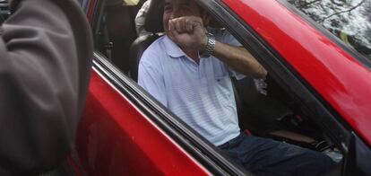 El líder de maestros disidentes, Rubén Núñez, a su salida de la cárcel