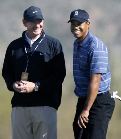 El golfista Tiger Woods junto a su preparador Hank Haney, durante un torneo en 2008.