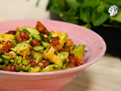 Ensalada de arroz crujiente: una receta viral deliciosa (si la corriges)