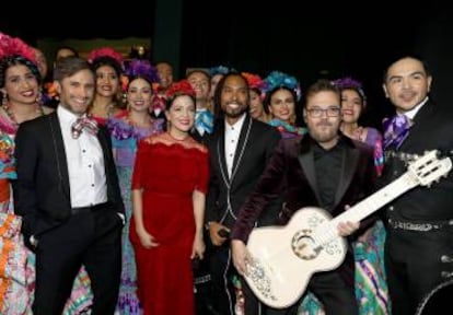 La presencia de México fue constante. Gael García Bernal (izquierda), Natalia Lafourcade (a su lado, de rojo) y todos los músicos y bailarines que participaron en la interpretación de 'Recuerdame', tema principal de 'Coco'.