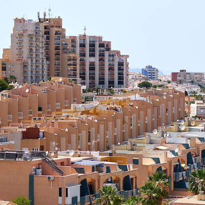 Viviendas residenciales, una urbanización de chalés con edificios de pisos, al fondo, en Torrevieja (Alicante).
ALEX TIHONOV
Viviendas residenciales en Torrevieja (Alicante).ALEX TIHONOV