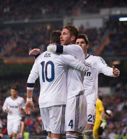 Özil felicita a Sergio Ramos tras el gol del central, el segundo del Madrid.