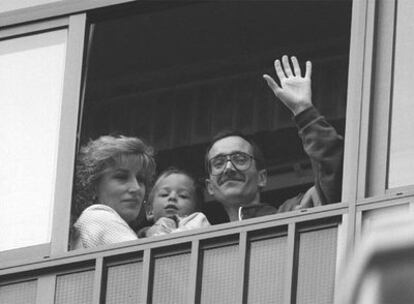 Ortega Lara acompañado de su esposa y su hija saluda a los periodistas desde el balcón de su domicilio en Burgos tras su liberación