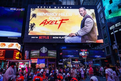 El anuncio de la película Netflix 'Beverly Hills Cop: Axel F' se proyecta en Times Square en Nueva York, Estados Unidos de América, el 4 de julio de 2024.