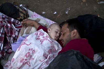 Immigrants sirians dormen en un parc de Belgrad, Sèrbia. Són més de 10.000 els refugiats que han creuat amb nadons i nens petits la frontera de Sèrbia durant els últims dies.