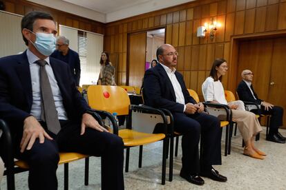 En el centro de la imagen, el expresidente del Gobierno murciano Pedro Antonio Sánchez, en la Audiencia Provincial de Murcia, este martes.