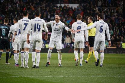 Sergio Ramos felicita a sus compañeros.