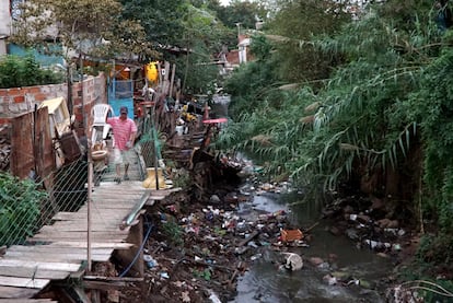 Un arroyo en La Chascarita que anta la falta de recogida es utilizado como basurero.