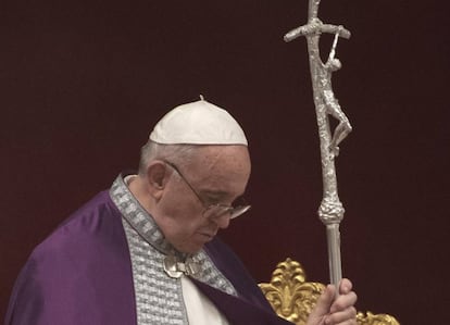 El papa Francisco oficia una misa penitente en la basílica de San Pedro, el mes pasado.