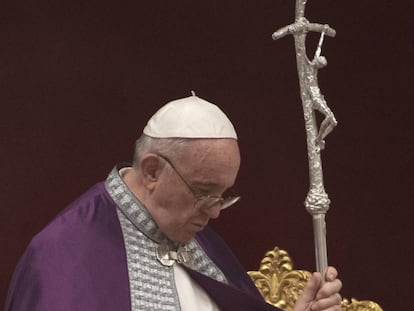 El papa Francisco oficia una misa penitente en la basílica de San Pedro, el mes pasado.