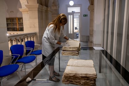 Documentos que recogen actividades de Brígida Maldonado, actualmente expuestos en el Archivo Histórico Provincial de Sevilla.