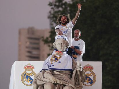 El capitán del Real Madrid Marcelo Vieira sobre la diosa Cibeles, en Madrid, para celebrar el título de campeón de Liga. 