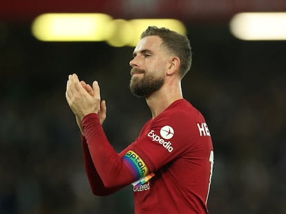 Jordan Henderson, en octubre de 2022 con el brazalete arcoíris.