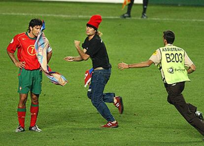 Tras el gol de Grecia, y cuando más tensión sufrían los jugadores portugueses, un espontáneo saltó al césped del estadio. El hombre, ataviado con una barretina y con una bandera con los colores del FC Barcelona, cruzó buena parte del campo y arrojó una bandera del Barça a la cara de Luis Figo. En su carrera acabó en la portería griega ante el asombro de los 60.000 aficionados que acudieron al Estadio de La Luz a presenciar la final y allí fue detenido y esposado por las fuerzas de seguridad.