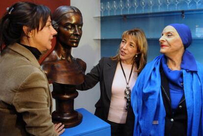 Alicia Alonso recibe un busto como premio a su larga trayectoria.