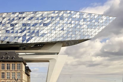 Las oficinas portuarias de Amberes proyectadas por Zaha Hadid.