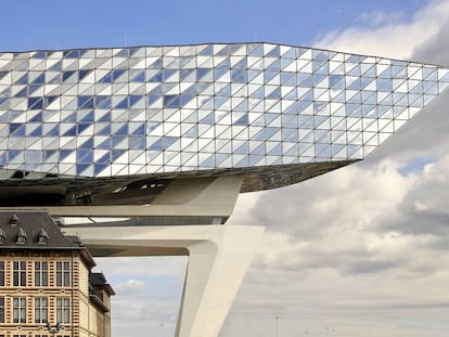 Las oficinas portuarias de Amberes proyectadas por Zaha Hadid.