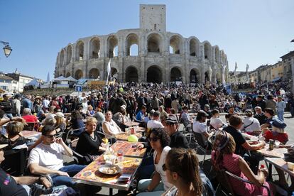 La paella y la sangría se consumen en Arlés con la avidez de la promiscuidad cultural. Y bailan flamenco los arlesianos. E identifican el anfiteatro romano como un templo identitario.