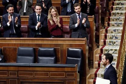 Los diputados del Partido Popular aplauden al representante de Navarra Suma, Sergio Sayas, tras su intervención este domingo.