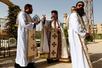 Miembros de la Iglesia copta se reúnen antes de una misa con motivo de la visita del papa Francisco a El Cairo.