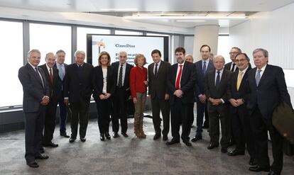 Ignacio Garralda (Mutua Madrileña), Miquel Roca, Tomás Burgos (secretario de Estado de Seguridad Social), el expresidente Felipe González, Fátima Báñez (ministra de Empleo y Seguridad Social), Marcos Peña (CES), María Teresa Fernández De la Vega (Consejo de Estado), Javier Fernández (presidente de Asturias), Ricardo de Querol (Cinco Días), Manuel Menéndez (Liberbank), Pascual Sala (expresidente del Tribunal Constitucional), Manuel Polanco (PRISA), Blas Herrero (Kiss) y José Luis Corcuera.