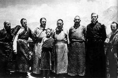 La expedición nazi en el Tíbet con unos amigos. Schäfer es el tercero por la izquierda. Berger, el segundo por la derecha. Los tibetanos regalaron un traje de lama para Hitler.