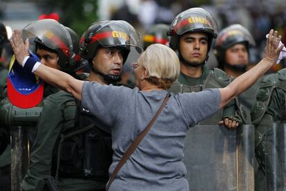 Una mujer se enfrenta a la Guardia Nacional durante una protesta en contra del presidente Nicols Maduro en Caracas, 17 de febrero de 2014.