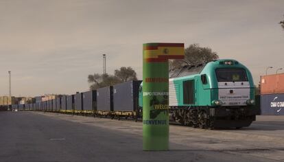 El primer tren de mercanc&iacute;as directo desde China a su llegada a Madrid, en diciembre.