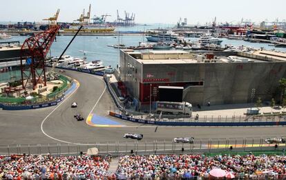 Una vista del circuito urbano de Valencia, con la dársena al fondo, durante la carrera de fórmula 1 en su segunda edición, en 2009.