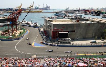 Una vista del circuito urbano de Valencia, con la d&aacute;rsena al fondo, durante la carrera de f&oacute;rmula 1 en su segunda edici&oacute;n, en 2009.