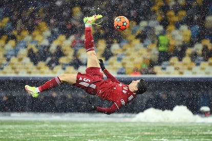 Robert Lewandowski marca de chilena el primer gol de Bayern ante el Dinamo de Kiev. Getty
