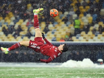 Robert Lewandowski marca de chilena el primer gol de Bayern ante el Dinamo de Kiev. Getty