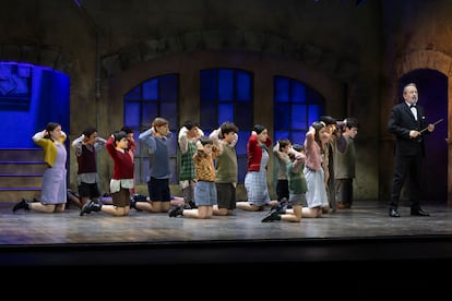 Escena del musical 'Los Chicos del Coro' en el Teatro Tívoli de Barcelona.