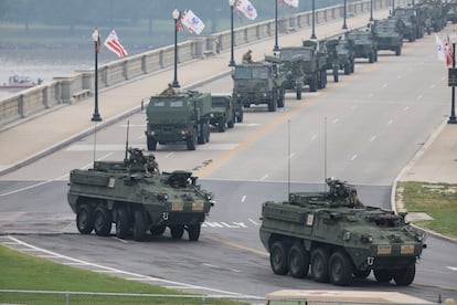 Vehículos militares estadounidenses participan en el desfile.