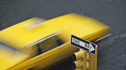 Un taxi en movimiento en Manhattan, Nueva York.