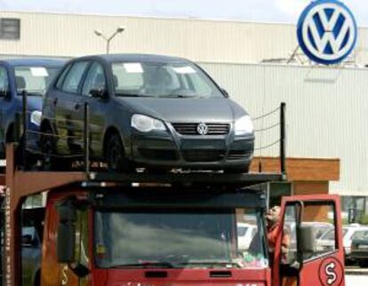 Anclaje de automóviles Wolkswagen Polo en el exterior de la factoría navarra. EFE/Archivo