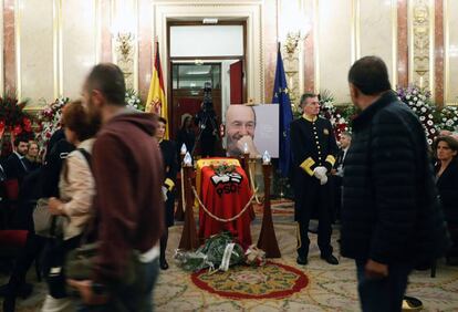 Numeroso público visita la capilla ardiente del exvicepresidente del Gobierno Alfredo Pérez Rubalcaba, instalada en el Congreso de los Diputados.