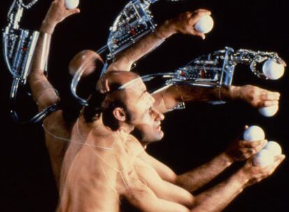Sterlac, con su brazo robótico (1993)
