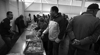 Les captures no comercials que es reparteixen després de pescar i la resta les venen a preus molt baixos abans de la subhasta comercial.