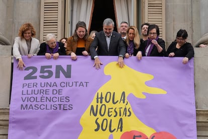 El alcalde de Barcelona , Jaume Collboni (centro), junto a otras personalidades políticas y representantes de entidades, despliegan la pancarta del 25N, Día Internacional de la Eliminación de la Violencia contra la Mujeres, en la fachada del Ayuntamiento. 
