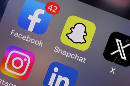 Logos de Facebook, Snapchat y X en la pantalla de un móvil.