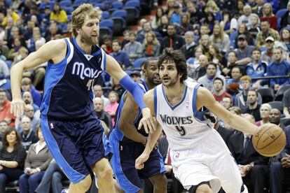 Ricky Rubio conduce el balón ante Dirk Nowitzki.