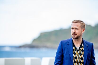 Ryan Gosling. El protagonista de Drive y El diario de Noa fue un niño con problemas para aprender. A los 10 años, su madre, que lo crió sola, lo sacó de la escuela para educarlo en casa: en clase los otros chavales se reían de él, sufría bullying, era incapaz de leer y fue diagnosticado con Trastorno de déficit de atención e hiperactividad. Durante un año, ella se encargó de su educación, a la que añadía sesiones musicales con Chet Baker y Billie Holiday y tardes de películas. "Eso me dio un sentido de autonomía que no he perdido nunca. No quería trabajar en una fábrica de papel ni iba a seguir en el colegio. Odiaba ser un niño", reconoció en una entrevista en The Guardian. Con solo 12 años encontró su vocación: empezó a trabajar para Disney y despegó su carrera de actor adolescente, con series como El joven Hércules. 