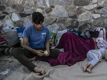 Una familia de migrantes, el 13 de septiembre de 2020 tras huir del incendio del campo de refugiados de Moria, en la isla griega de Lesbos.