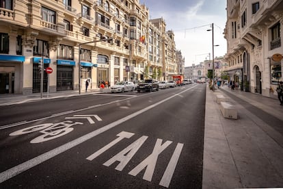 Los bancos de granito de la Gran Vía de Madrid “parecen pensados para perdurar”.
