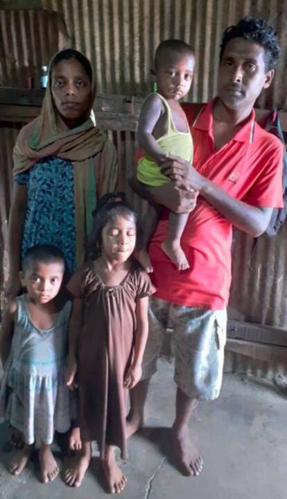 Mahek y su familia, en su vivienda de 20 metros cuadrados en Cheda Nagar.