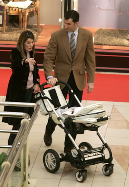 Los príncipes pasean por el centro comercial llevando a su hija en el carrito. Éstas son las primeras imágenes que se obtienen de Leonor, que nació el 31 de octubre pasado, después de que fuera presentada a los medios de comunicación el pasado 7 de noviembre.