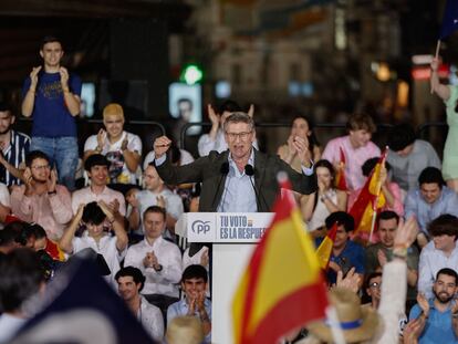 El líder del Partido Popular, Alberto Núñez Feijóo, clausura un acto electoral el jueves en la madrileña Plaza de Callao.