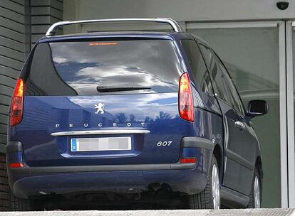 Doña Letizia, acompañada de su esposo don Felipe, ha llegado al hospital en un vehículo que ha entrado por la puerta principal del centro hospitalario.